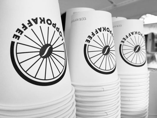 Einweg-Pappbecher mit Loppokaffee Logo