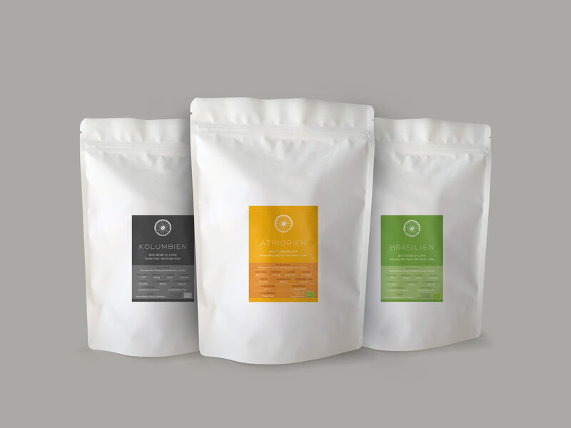 Weiße Loppokaffee Kaffetüten mit farbigen Etiketten