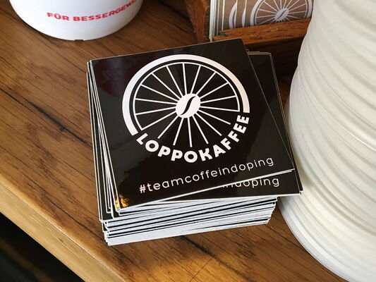 ein Stapel Aufkleber mit dem Logo von Loppokaffee #teamcoffeedoping