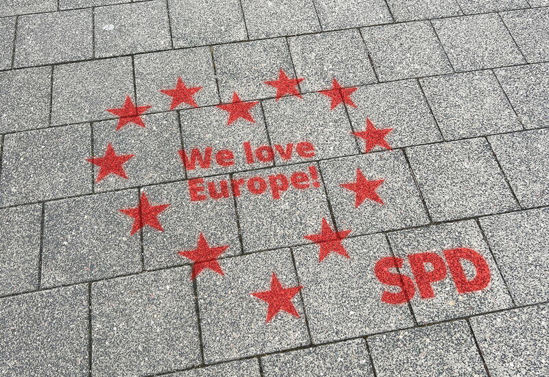 Sprühschriftzug "We love Europe!" SPD