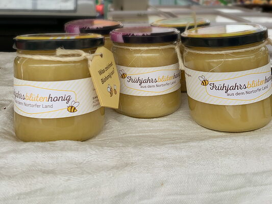 Honiggläser am Marktstand von Gemüse Schmitz