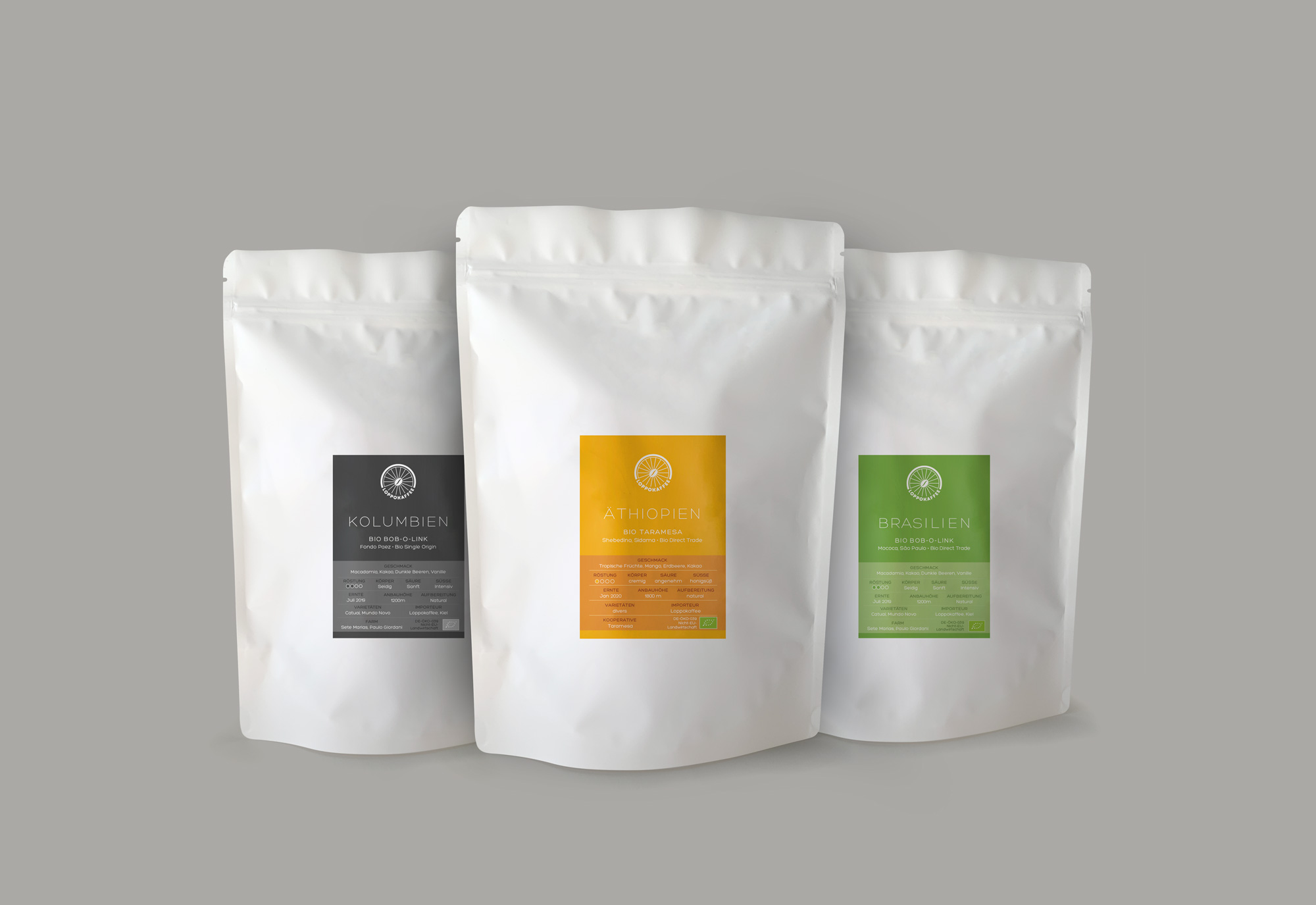 Weiße Loppokaffee Kaffetüten mit farbigen Etiketten