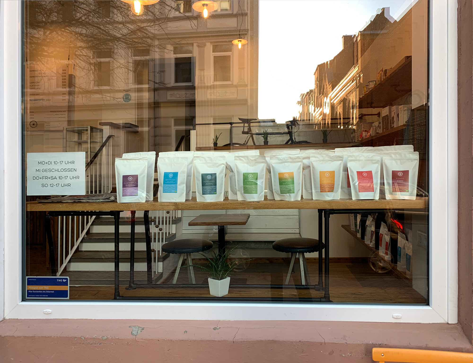 Kaffeetüten im Schaufenster des Cafés von Loppokaffee