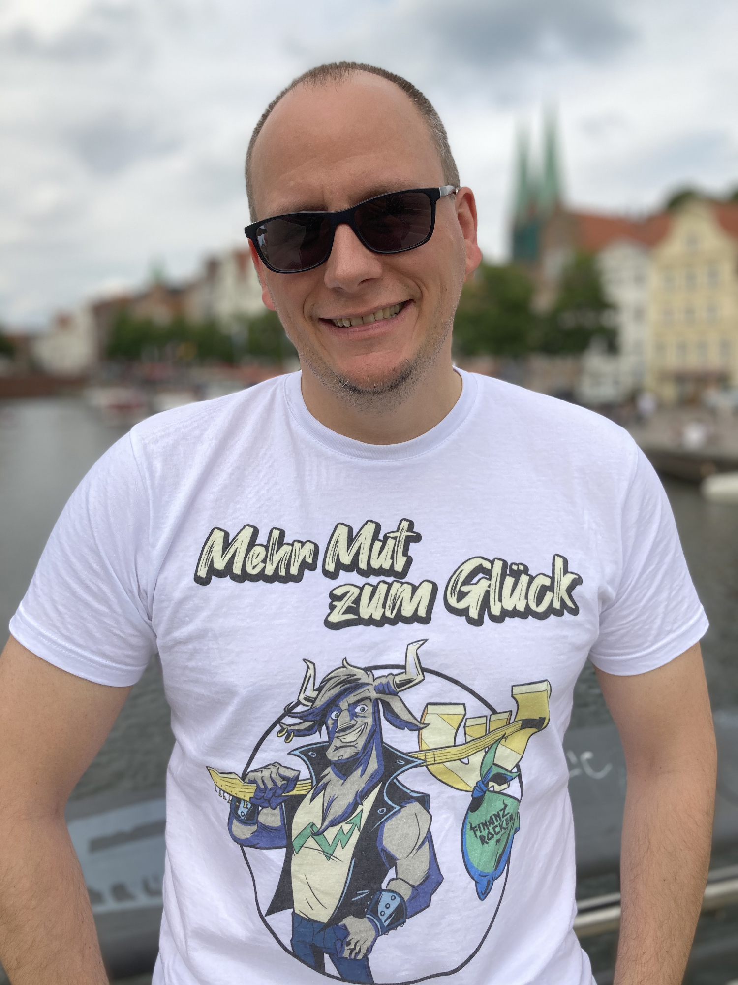 Daniel Korth mit T-Shirt "Mehr Mut zum Glück"